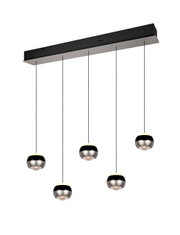 Moderne Pendelleuchte mit fünf kugelförmigen Lampenschirmen, hängend an einem rechteckigen Deckenbalken, seitliche Perspektive.