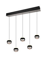 Moderne Pendelleuchte mit fünf kugelförmigen Lampenschirmen, hängend an einem rechteckigen Deckenbalken, seitliche Perspektive.