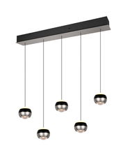 Moderne Pendelleuchte mit fünf kugelförmigen Lampenschirmen, hängend an einem rechteckigen Deckenbalken, seitliche Perspektive.