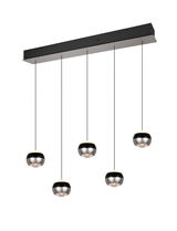 Moderne Pendelleuchte mit fünf kugelförmigen Lampenschirmen, hängend an einem rechteckigen Deckenbalken, seitliche Perspektive.
