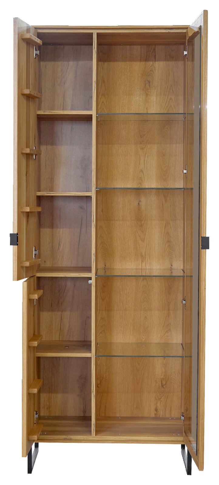 Open houten vitrinekast met twee deuren, links houten planken en rechts glazen legplanken, frontaal aanzicht