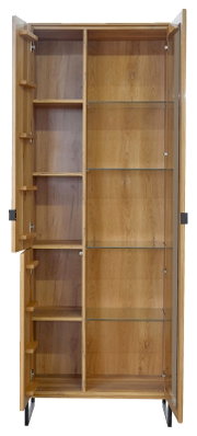 Open houten vitrinekast met twee deuren, links houten planken en rechts glazen legplanken, frontaal aanzicht