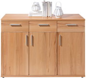 Holz-Sideboard mit drei Schubladen und drei Türen, frontal fotografiert, dekoriert mit Büchern und Laternen.