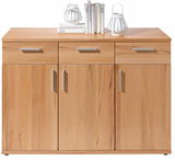 Holz-Sideboard mit drei Schubladen und drei Türen, frontal fotografiert, dekoriert mit Büchern und Laternen.