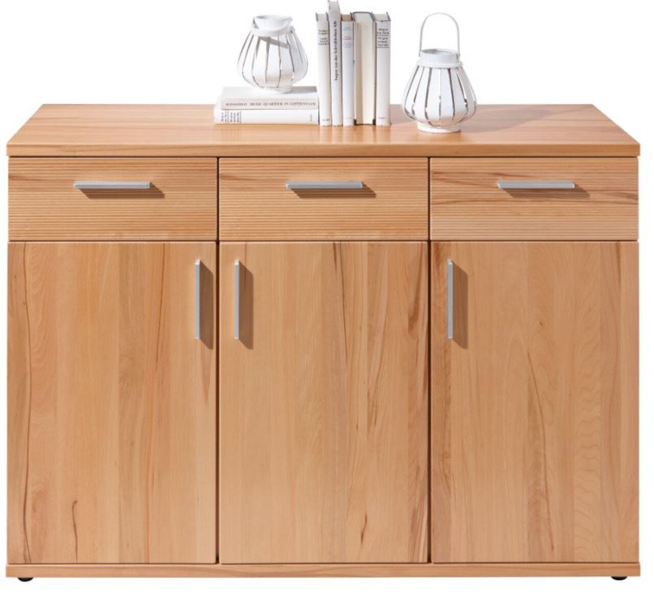 Holz-Sideboard mit drei Schubladen und drei Türen, frontal fotografiert, dekoriert mit Büchern und Laternen.