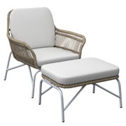 Set met relaxfauteuils met beige vlechtwerk en witte kussens, bestaande uit een fauteuil en een poef, zijaanzicht