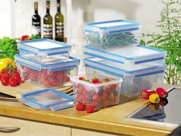 Emsa 3er Dose CLIP & CLOSE Verschiedene rechteckige Frischhaltedosen mit blauen Verschlüssen, gefüllt mit frischen Lebensmitteln, auf einer Küchenarbeitsplatte aus der Vogelperspektive.