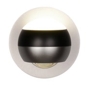 Moderne Wandleuchte ORBIT in runder Form, frontal betrachtet, mit schwarzem und silbernem Finish.