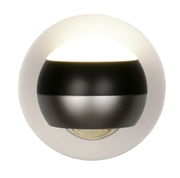 Moderne Wandleuchte ORBIT in runder Form, frontal betrachtet, mit schwarzem und silbernem Finish.