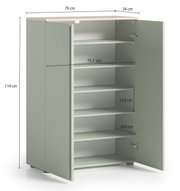 Groene schoenenkast met open deuren, vijf planken en afmetingen: 79 cm breed, 34 cm diep, 114 cm hoog, vanuit een schuin perspectief.