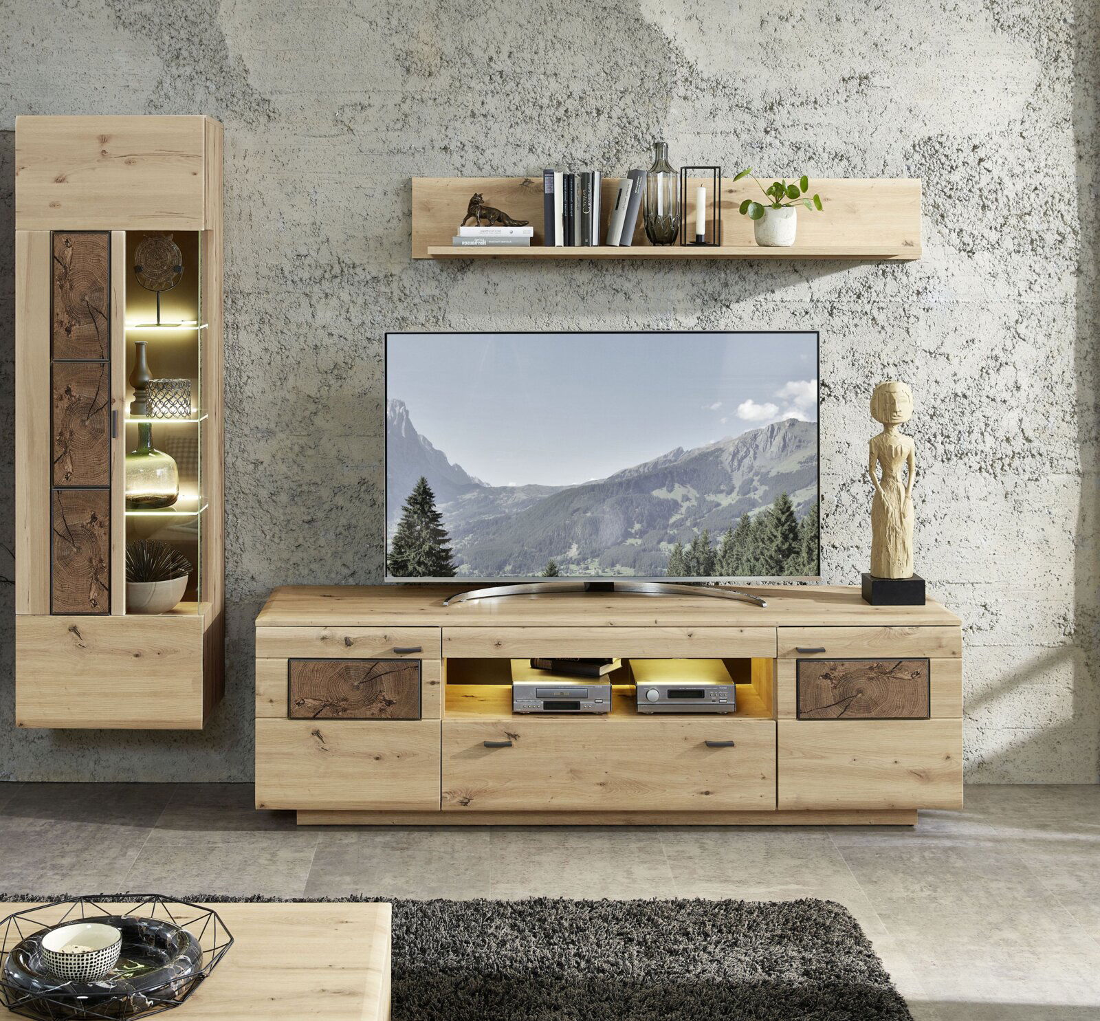 Livetastic Wandkombination MADERA II Wandkombination MADERA II aus hellem Holz mit dekorativen Elementen, bestehend aus einem TV-Schrank, einem Hängeschrank mit Glasvitrine und einem Wandregal, frontal abgebildet in einem modernen Wohnzimmer.
