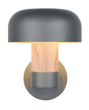 Moderne LED-buitenwandlamp met grijze, halfronde kap en houtlook, vooraanzicht