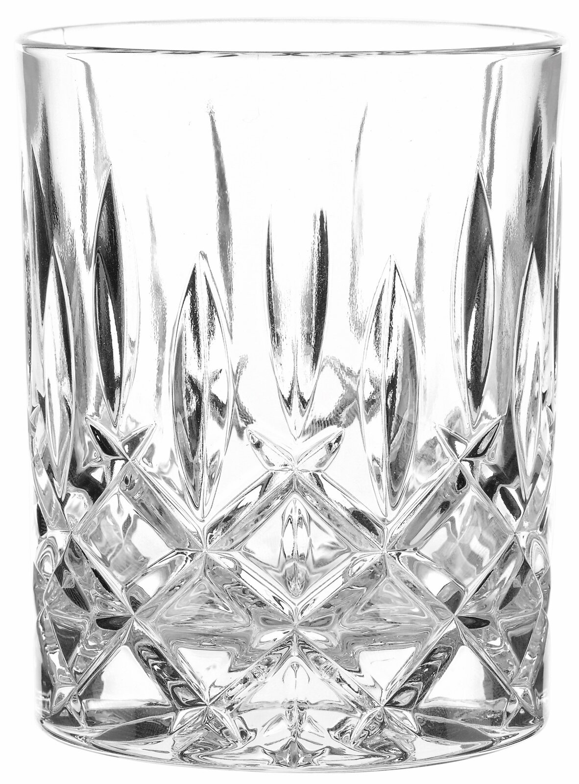 Transparentes Kristallglas-Whiskyglas mit facettiertem Schliffmuster, freigestellt auf weißem Hintergrund, Frontansicht.