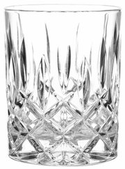 Transparentes Kristallglas-Whiskyglas mit facettiertem Schliffmuster, freigestellt auf weißem Hintergrund, Frontansicht.