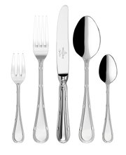 Poliertes silberfarbenes Besteck-Set aus Edelstahl mit Dessertgabel, Tafelgabel, Messer, Esslöffel und Teelöffel, frontale Ansicht von oben auf schwarzem Hintergrund