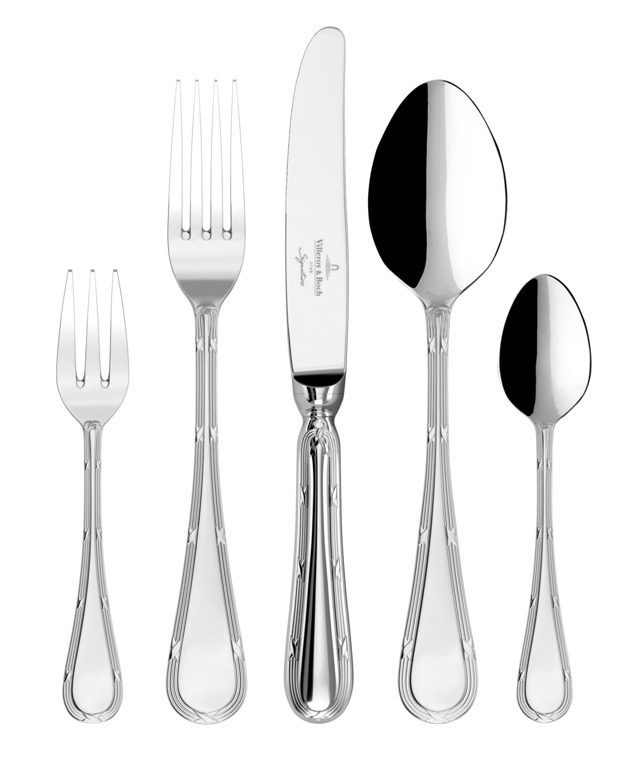 Poliertes silberfarbenes Besteck-Set aus Edelstahl mit Dessertgabel, Tafelgabel, Messer, Esslöffel und Teelöffel, frontale Ansicht von oben auf schwarzem Hintergrund