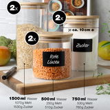 Vorratsgläser-Set aus Glas mit Holzdeckel, gefüllt mit Reis, roten Linsen und Zucker, aus der Vorderansicht fotografiert.