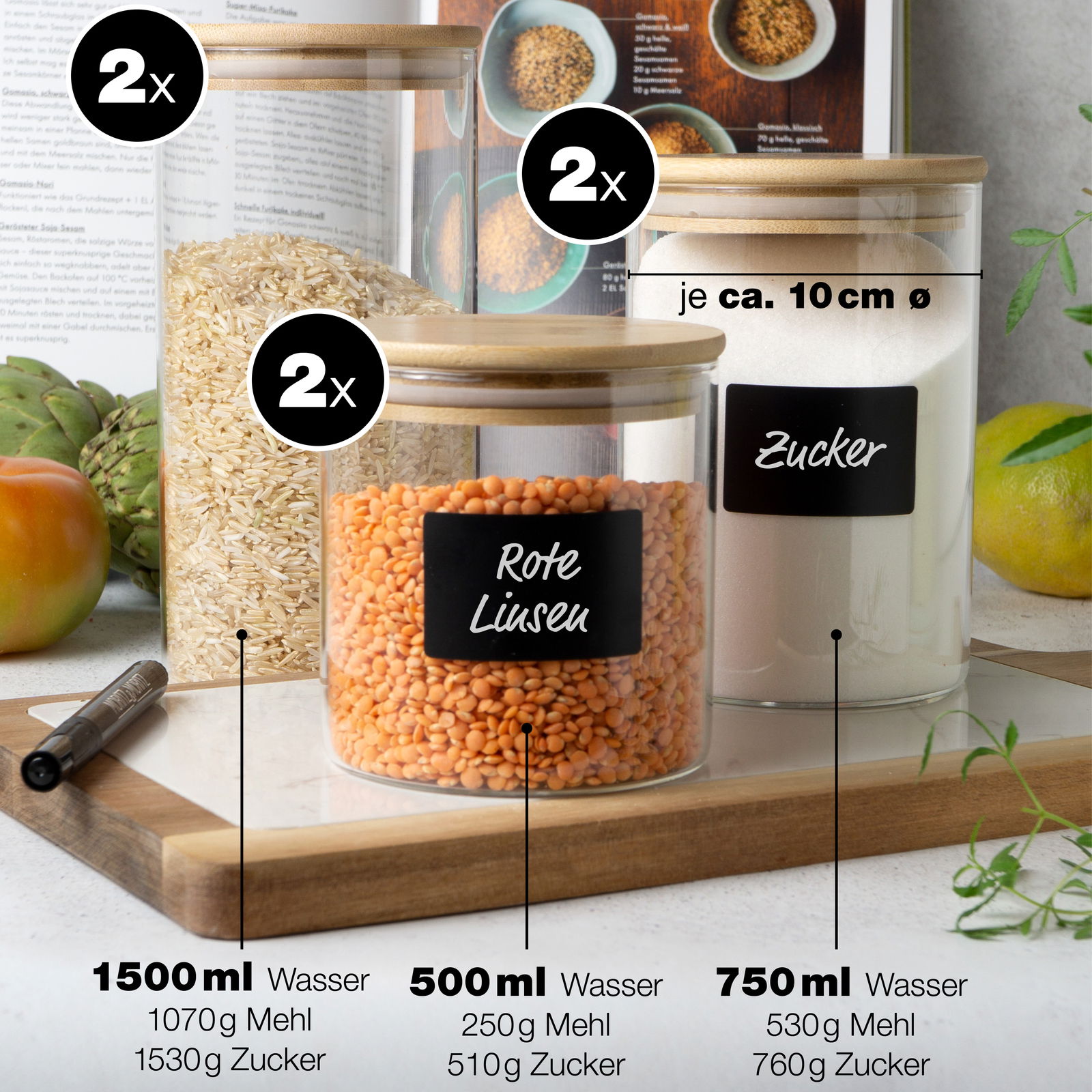 Vorratsgläser-Set aus Glas mit Holzdeckel, gefüllt mit Reis, roten Linsen und Zucker, aus der Vorderansicht fotografiert.