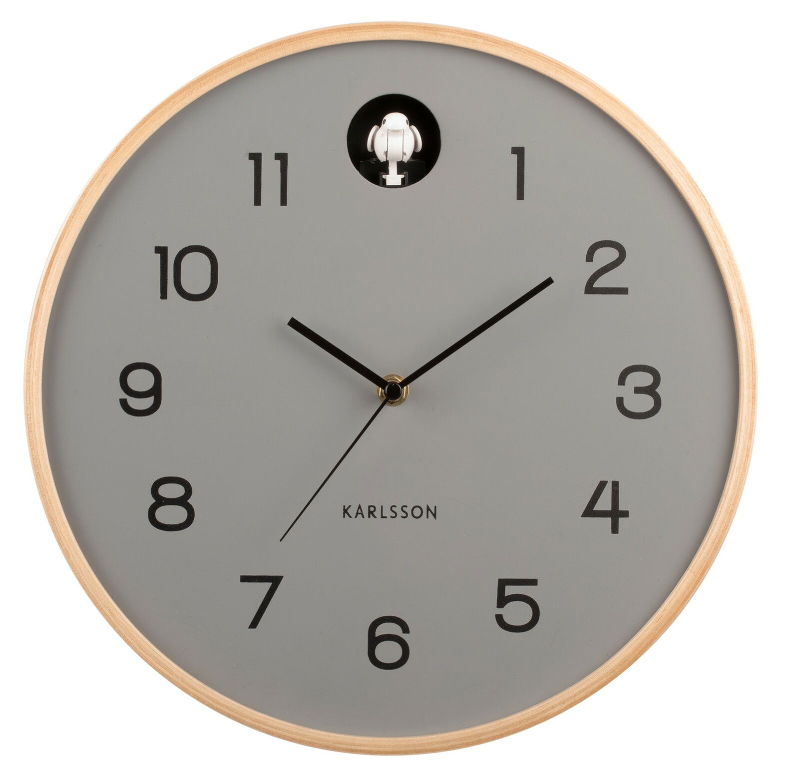 KARLSSON Wanduhr CUCKOO Moderne Wanduhr mit grauem Zifferblatt, schwarzen Zahlen und Zeigern, umgeben von einem hellen Holzrahmen. Die Uhr wird aus einer frontalen Perspektive gezeigt.