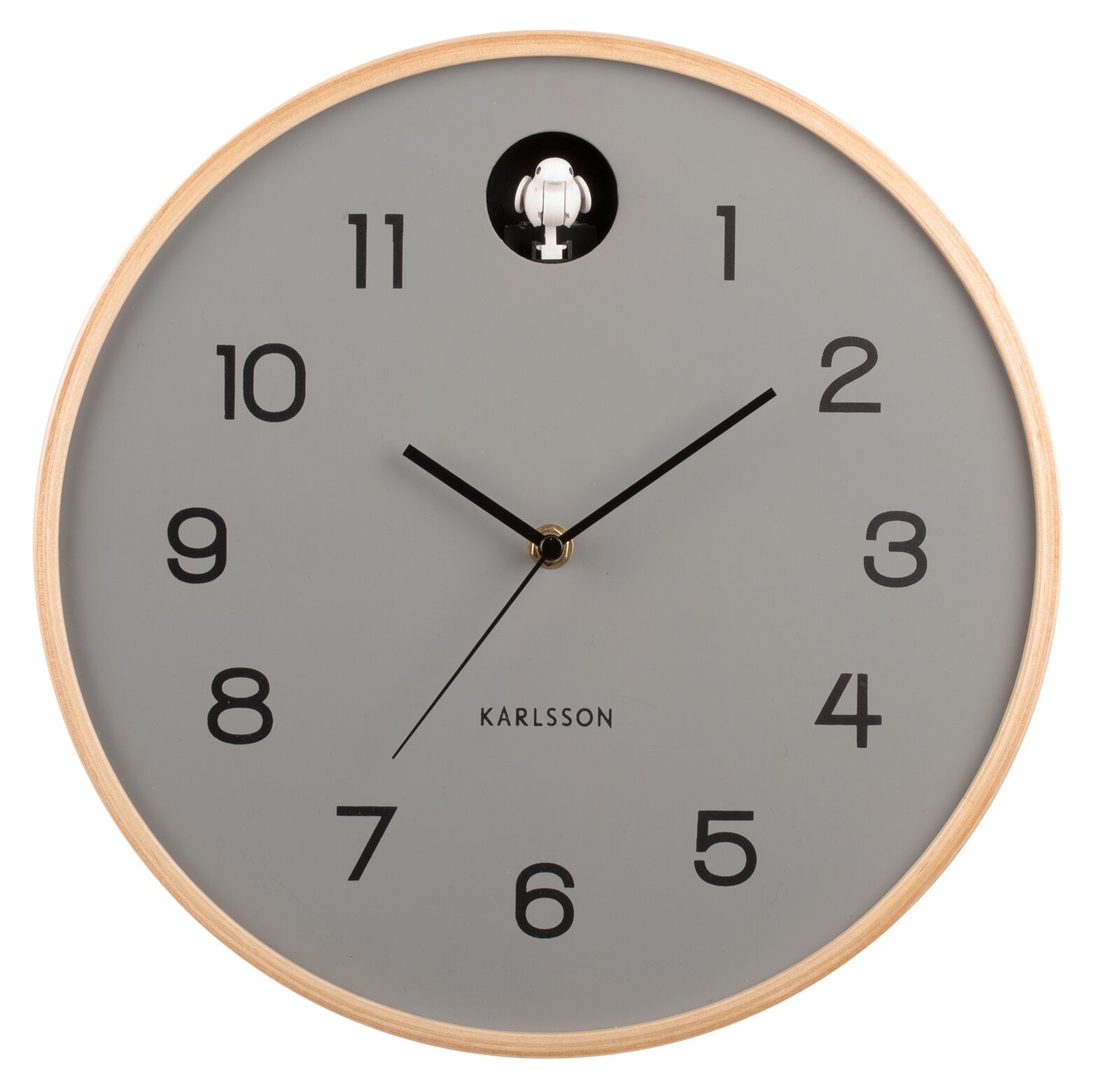 Moderne Wanduhr mit grauem Zifferblatt, schwarzen Zahlen und Zeigern, umgeben von einem hellen Holzrahmen. Die Uhr wird aus einer frontalen Perspektive gezeigt.