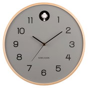 Moderne Wanduhr mit grauem Zifferblatt, schwarzen Zahlen und Zeigern, umgeben von einem hellen Holzrahmen. Die Uhr wird aus einer frontalen Perspektive gezeigt.