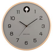 Moderne Wanduhr mit grauem Zifferblatt, schwarzen Zahlen und Zeigern, umgeben von einem hellen Holzrahmen. Die Uhr wird aus einer frontalen Perspektive gezeigt.