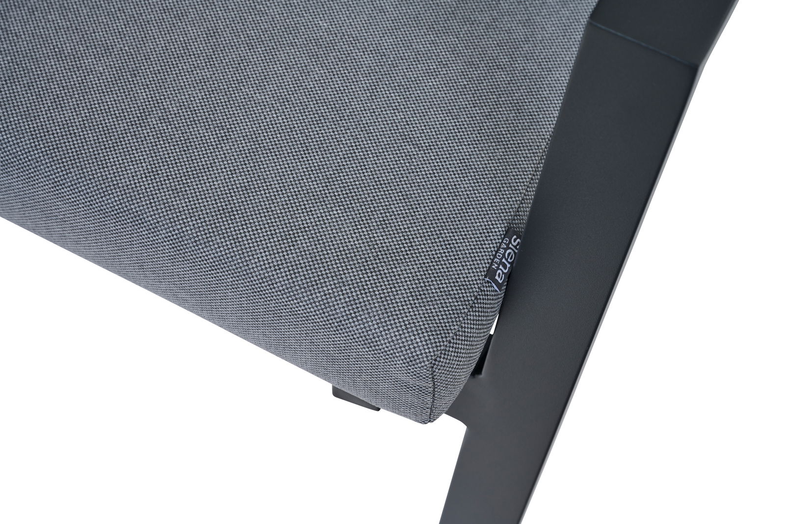 Nahaufnahme eines Comfort Plus Stapelsessels mit grauem Stoffbezug und schwarzem Rahmen, seitliche Perspektive