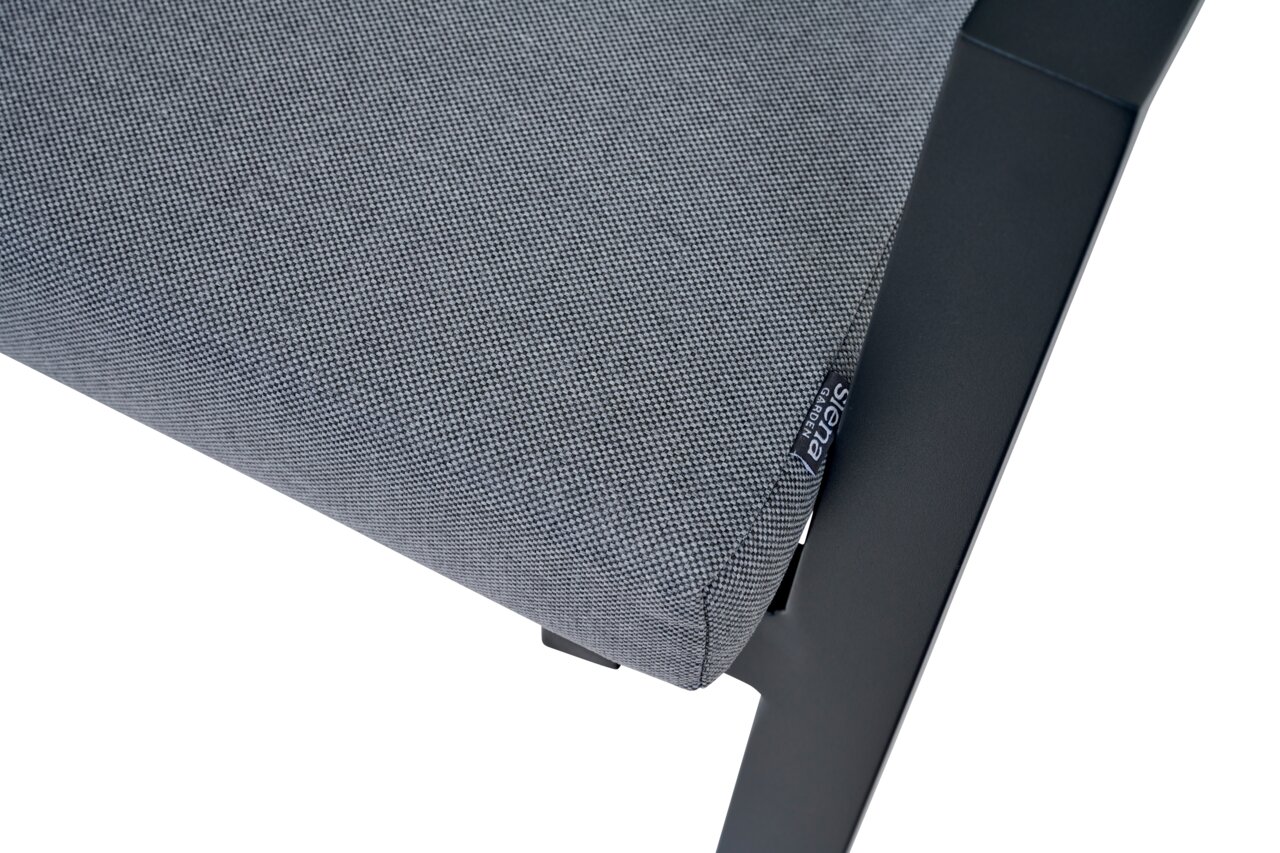 Close-up van een Comfort Plus stapelstoel met grijze stoffen bekleding en een zwart frame, gezien vanaf de zijkant