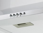 Nahaufnahme einer modernen Dunstabzugshaube mit Bedienknöpfen und Metallgitter, seitliche Perspektive.