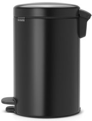 Schwarzer Treteimer aus seitlicher Perspektive mit Pedal und Deckel.