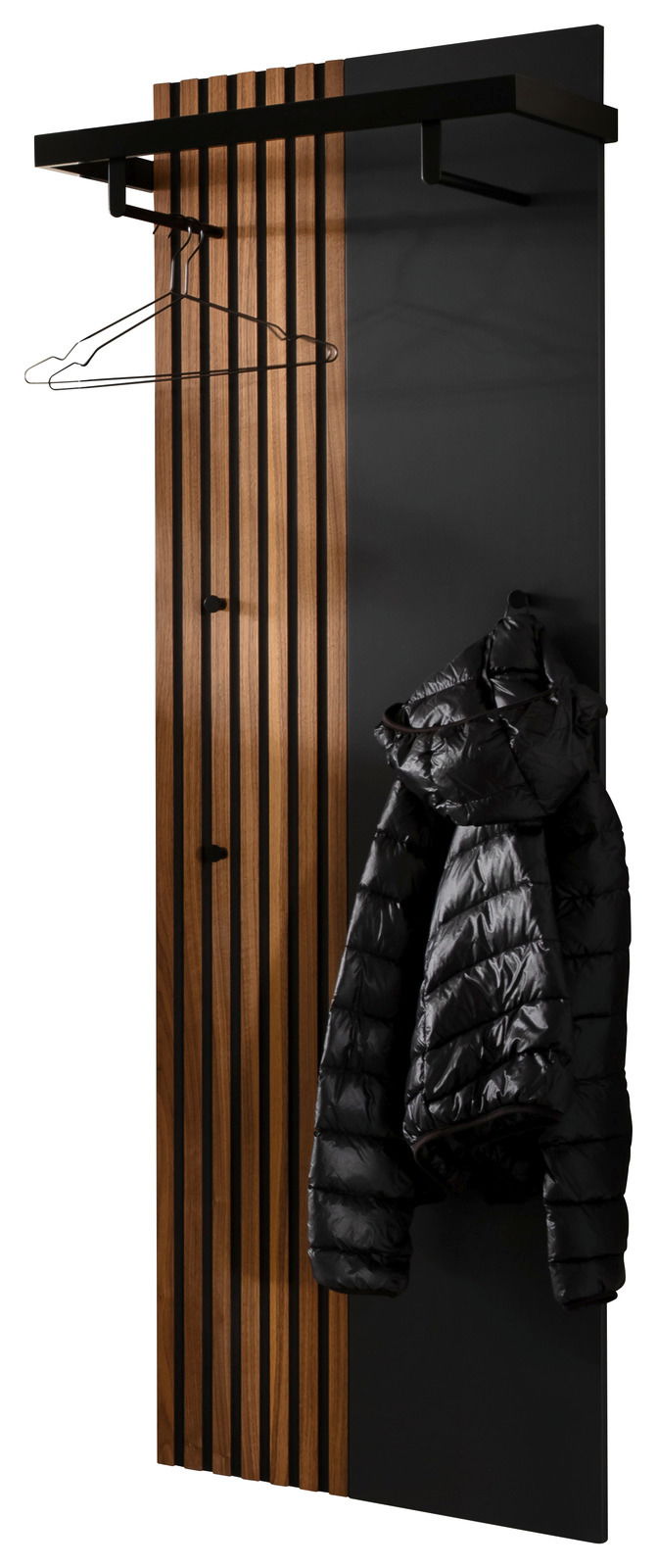 Garderobenpaneel mit schwarzer und holzfarbener Oberfläche, ausgestattet mit Kleiderhaken und einer Ablage. Perspektive von vorne.