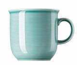 Großer Becher mit Henkel in Ice Blue, seitliche Ansicht