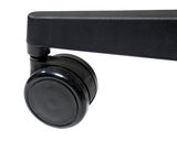 Nahaufnahme einer schwarzen Stuhlrolle von der Seite