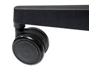 Nahaufnahme einer schwarzen Stuhlrolle von der Seite