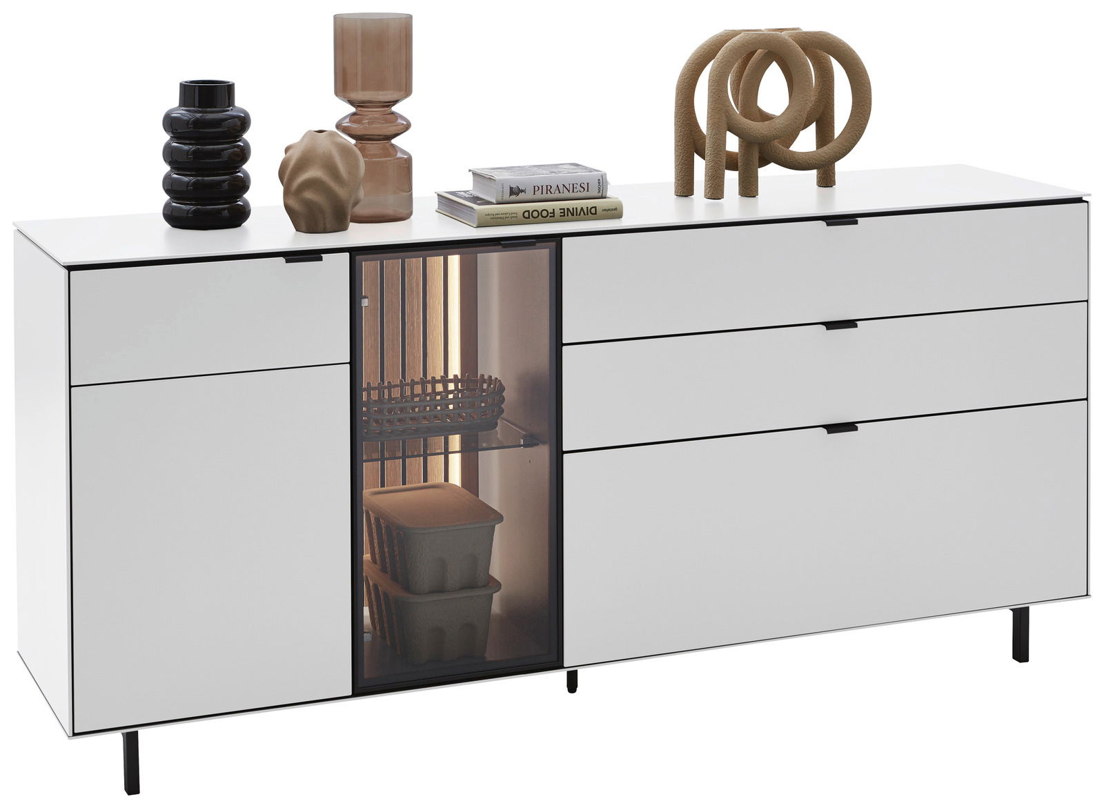 Modernes weißes Sideboard mit mehreren Schubladen und einer Glastür, dekoriert mit Vasen und Büchern, seitliche Perspektive.