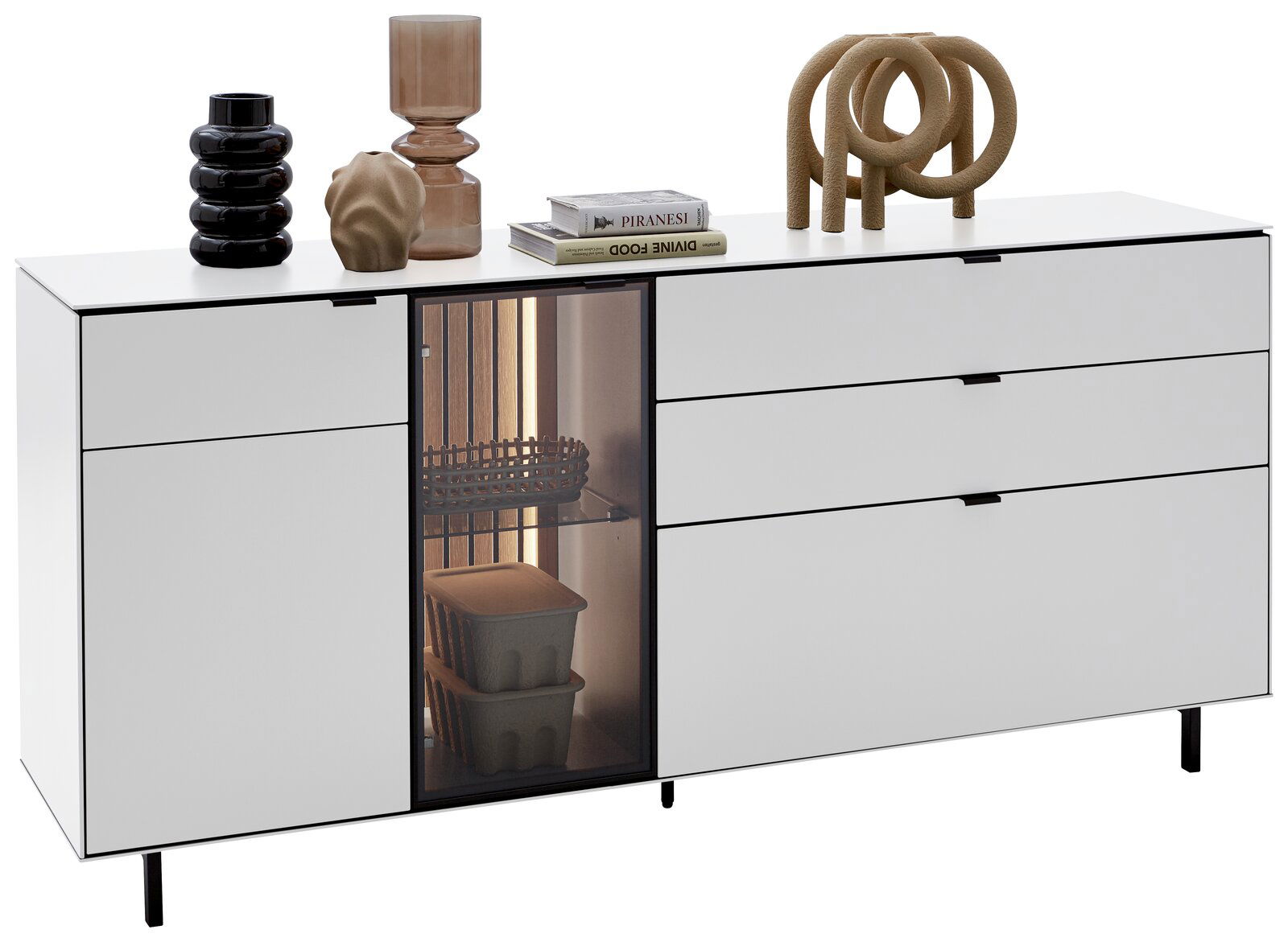 Dieter Knoll Sideboard RIANI Modernes weißes Sideboard mit mehreren Schubladen und einer Glastür, dekoriert mit Vasen und Büchern, seitliche Perspektive.