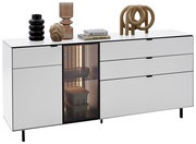 Modernes weißes Sideboard mit mehreren Schubladen und einer Glastür, dekoriert mit Vasen und Büchern, seitliche Perspektive.