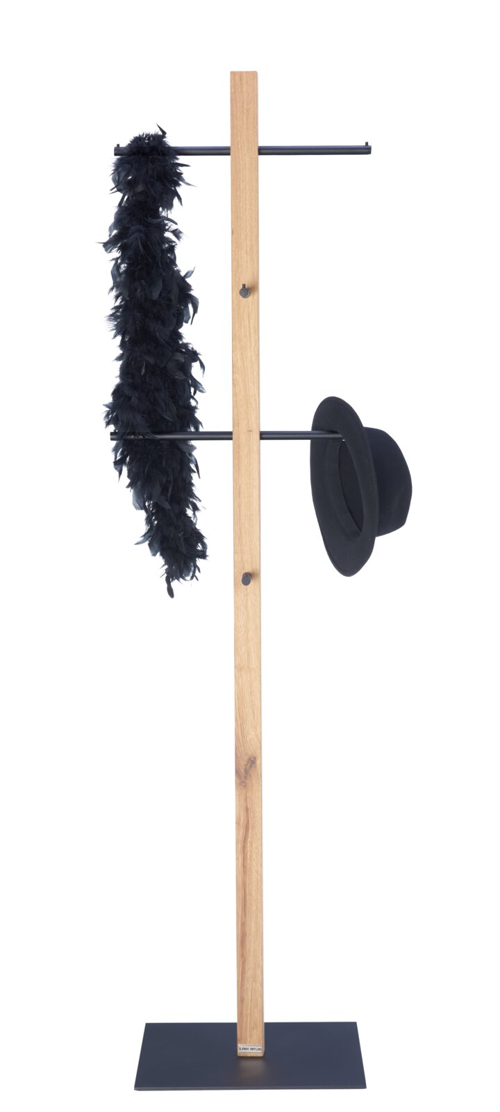 Moderner Kleiderständer aus Holz und Metall, seitliche Ansicht mit schwarzem Hut und Federboa.