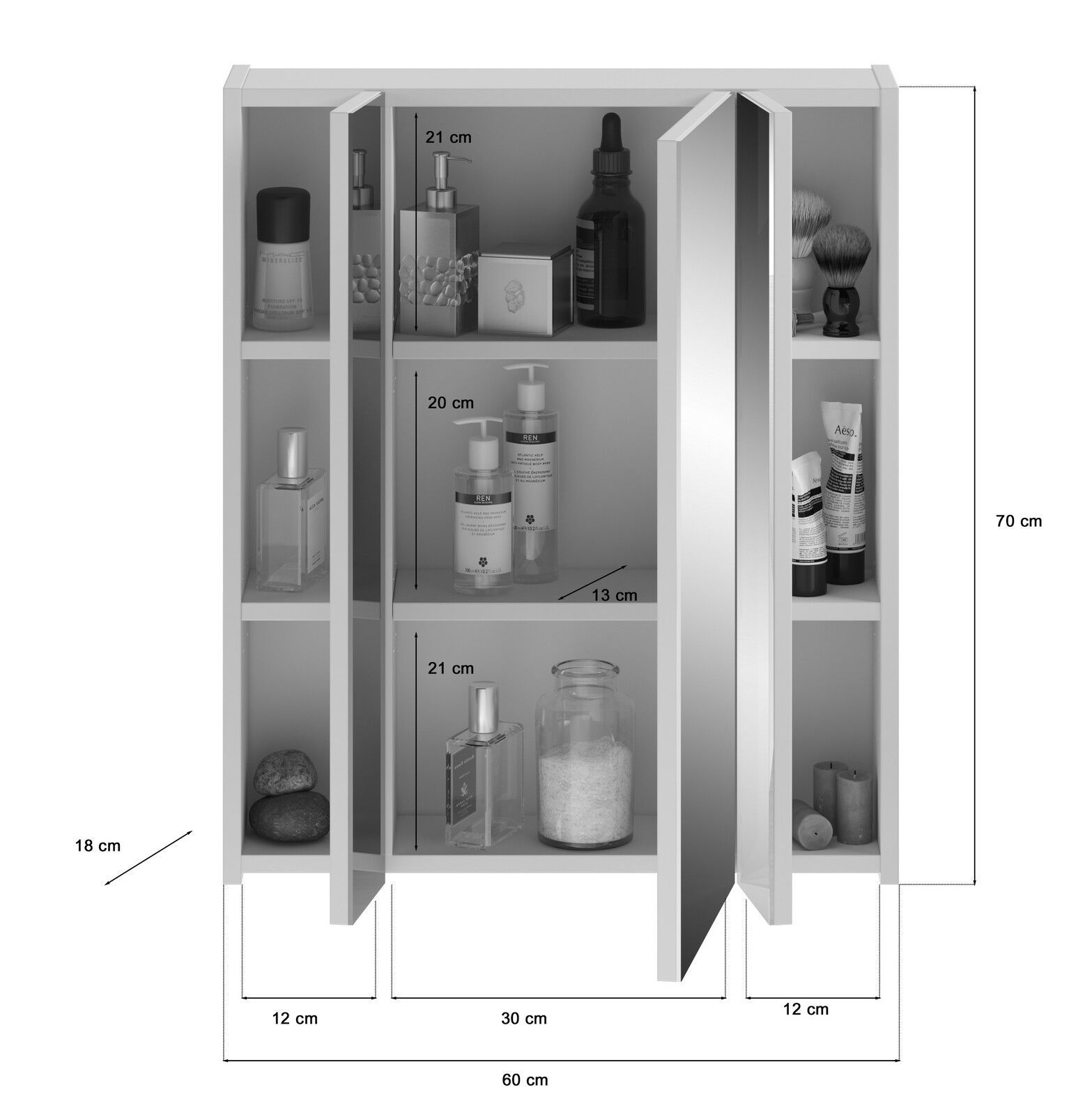 Spiegelschrank mit drei Türen, gefüllt mit Pflegeprodukten, aus der Frontansicht.