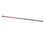 Lange smalle metalen strip/rail in grijs op witte achtergrond, schuin in beeld vanuit een licht bovenaanzicht (3/4-perspectief)