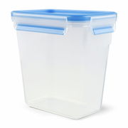 Transparente Kunststoffdose mit blauem Deckel, seitliche Perspektive