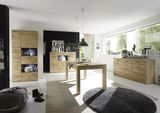 Modernes Sideboard aus Holz in einem hellen Raum, seitliche Perspektive.