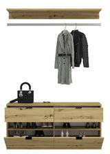 Frontale Ansicht einer Garderobenkombination aus Holz mit Kleiderstange, an der Mäntel hängen, und einem Schuhschrank mit offenen Fächern, in denen Schuhe stehen. Auf der Ablagefläche liegt eine schwarze Handtasche.