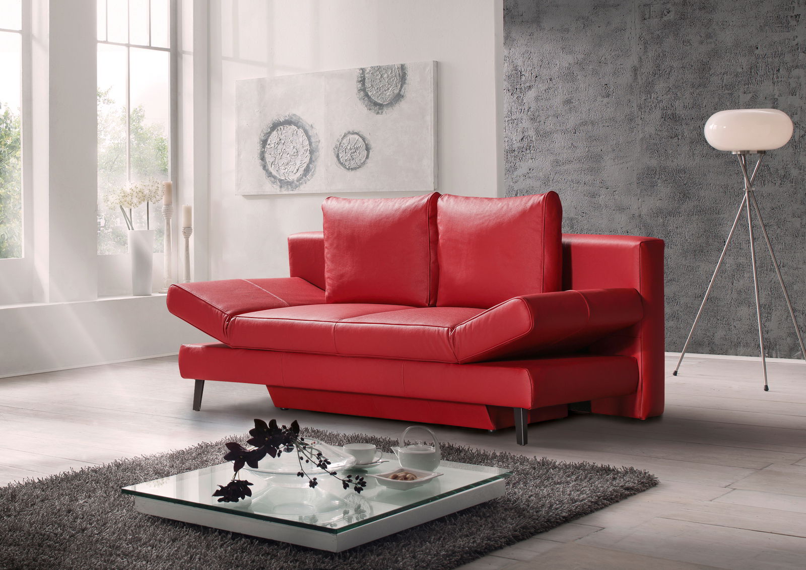 Rotes Querschläfer-Sofa in modernem Wohnzimmer, seitliche Perspektive
