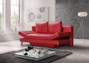 Rotes Querschläfer-Sofa in modernem Wohnzimmer, seitliche Perspektive
