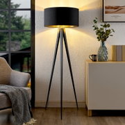Moderne Stehleuchte mit schwarzem Schirm und dreibeinigem Stativ, seitliche Perspektive im Wohnzimmer.