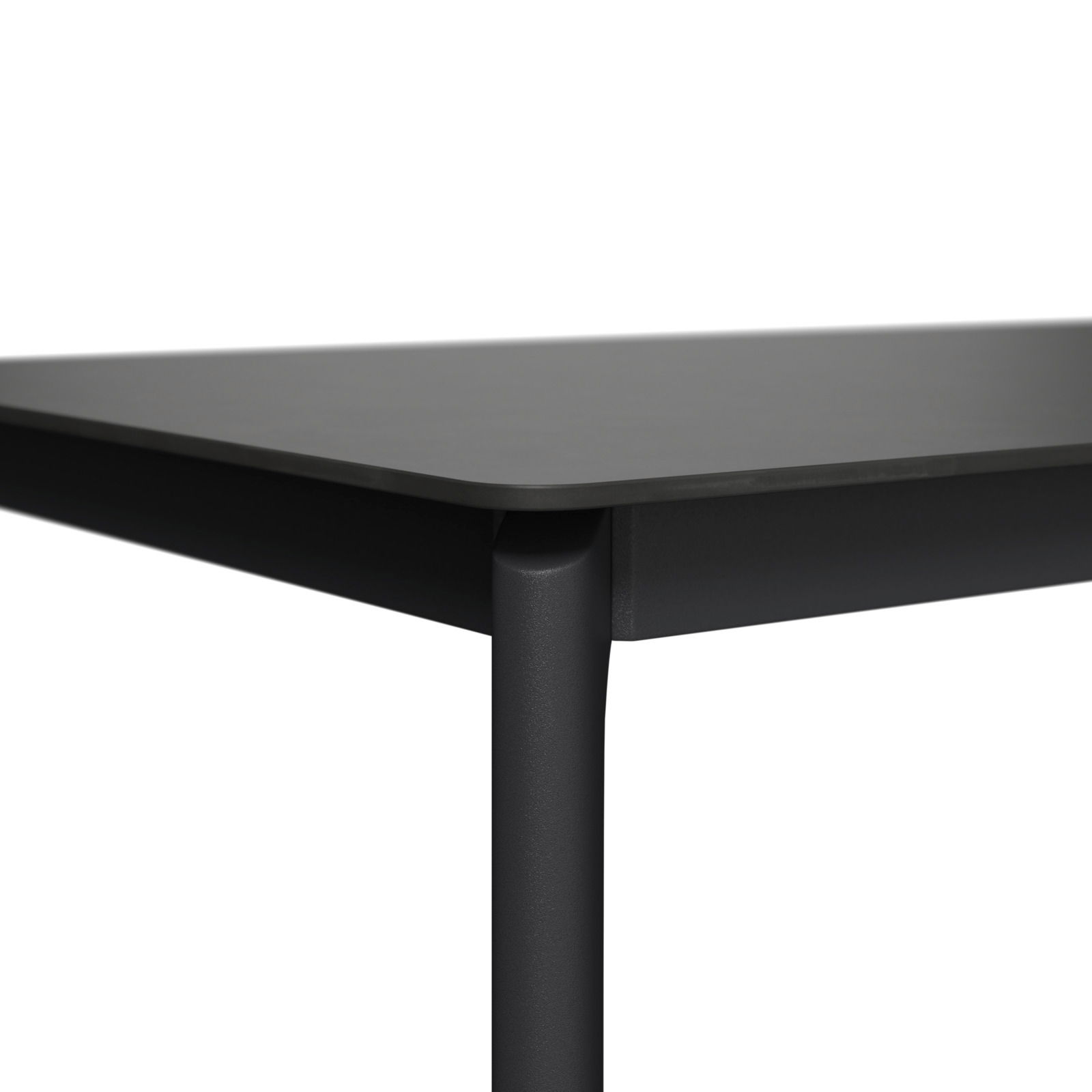 Nahaufnahme eines modernen, schwarzen Gartentisches mit abgerundeten Ecken und schlanken Beinen, seitliche Perspektive.