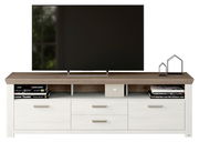 Frontale Ansicht eines modernen Lowboards mit Holzoberfläche, Schubladen und offenen Fächern, dekoriert mit Büchern und Metallfiguren, darauf steht ein großer Flachbildfernseher.