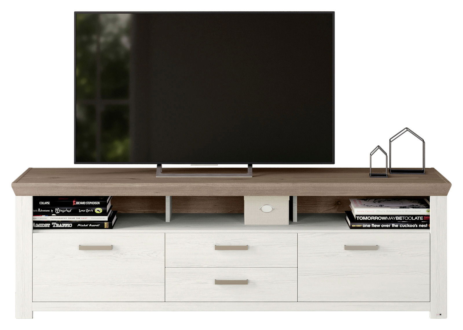 Frontale Ansicht eines modernen Lowboards mit Holzoberfläche, Schubladen und offenen Fächern, dekoriert mit Büchern und Metallfiguren, darauf steht ein großer Flachbildfernseher.