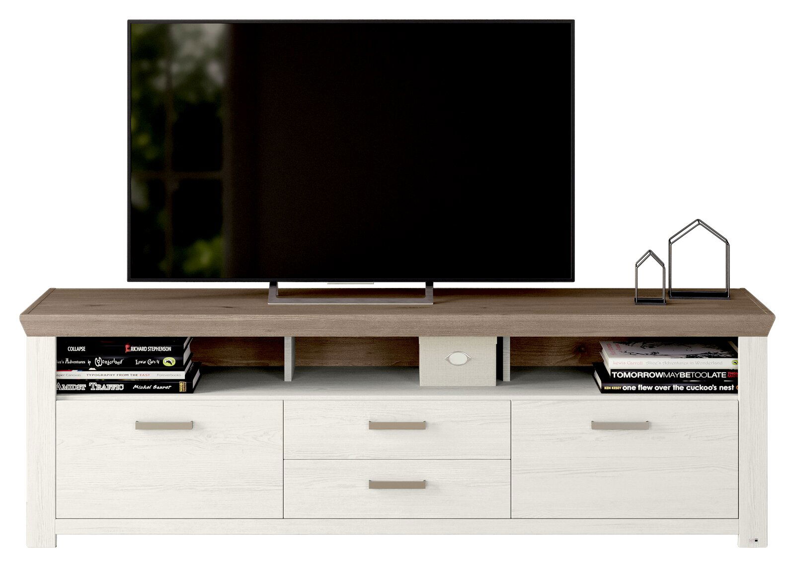 Frontale Ansicht eines modernen Lowboards mit Holzoberfläche, Schubladen und offenen Fächern, dekoriert mit Büchern und Metallfiguren, darauf steht ein großer Flachbildfernseher.